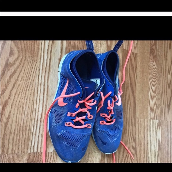 Nike Tennis shoes size: 9.5 - Picture 2 of 5